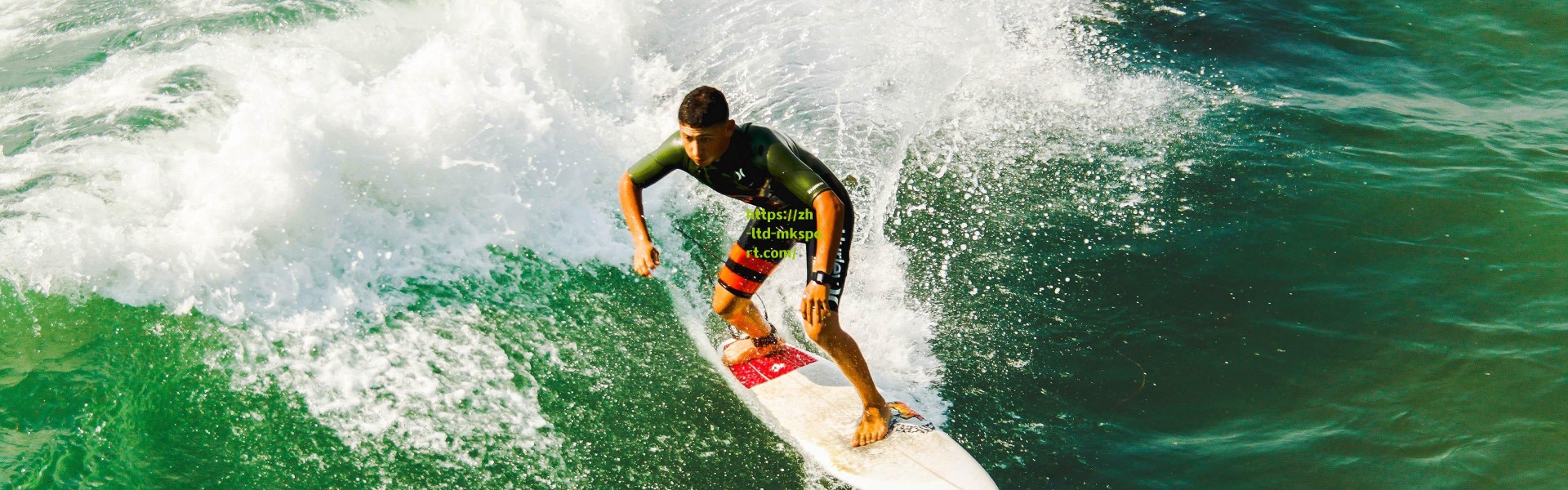 阿森纳球员梅里诺与卡拉菲奥里演唱会共度休闲夜，球迷热议球队新赛季化学反应