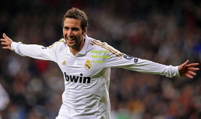 精准命中引爆网络！艾顿训练场端尿盆中场投篮惊呆球迷